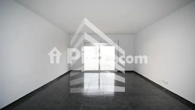 Foto 2 de Piso en venta en Avinguda del Doctor Pasteur, cerca de Carrer de Copons en Ponent por 181.000 €